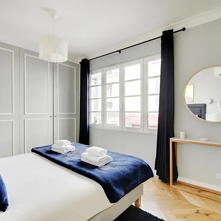 Pick A Flat's In Montmartre - Rue Lepic * Paris