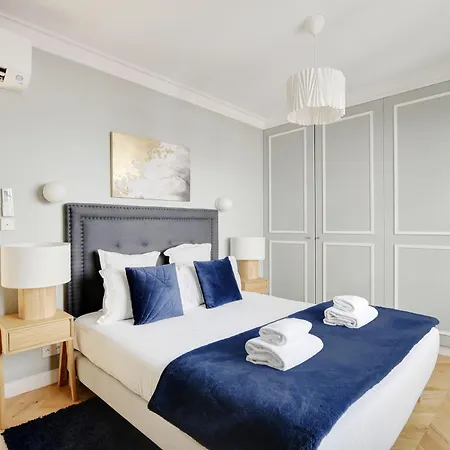 Pick A Flat's In Montmartre - Rue Lepic Paris