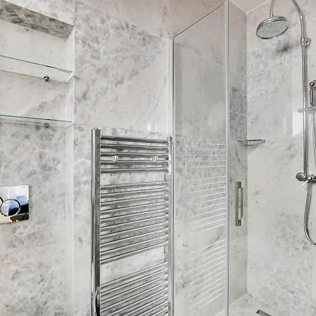 Pick A Flat's In Montmartre - Rue Lepic *