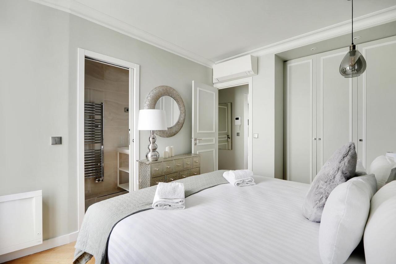 Pick A Flat's In Montmartre - Rue Lepic