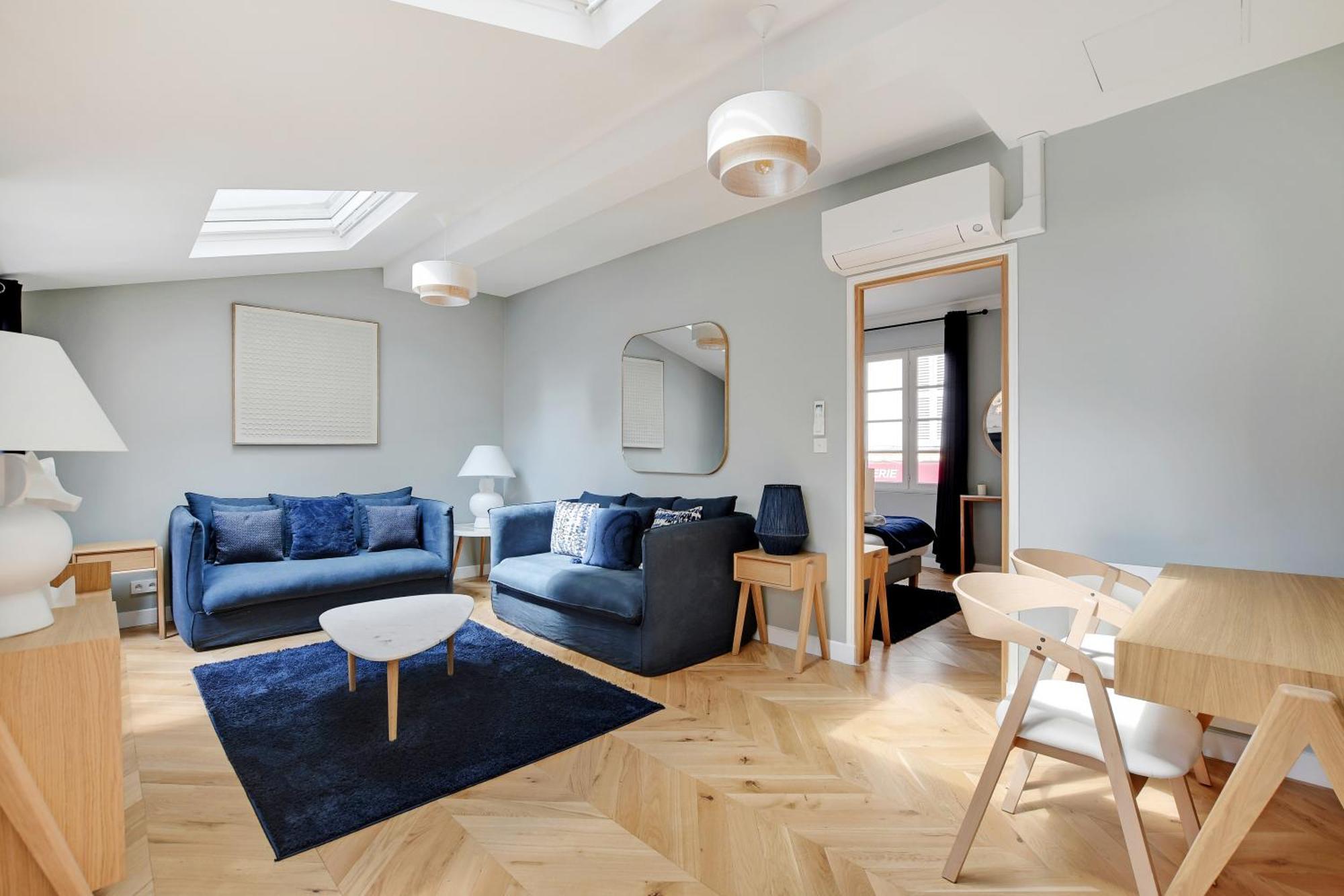 Pick A Flat's In Montmartre - Rue Lepic * Parigi